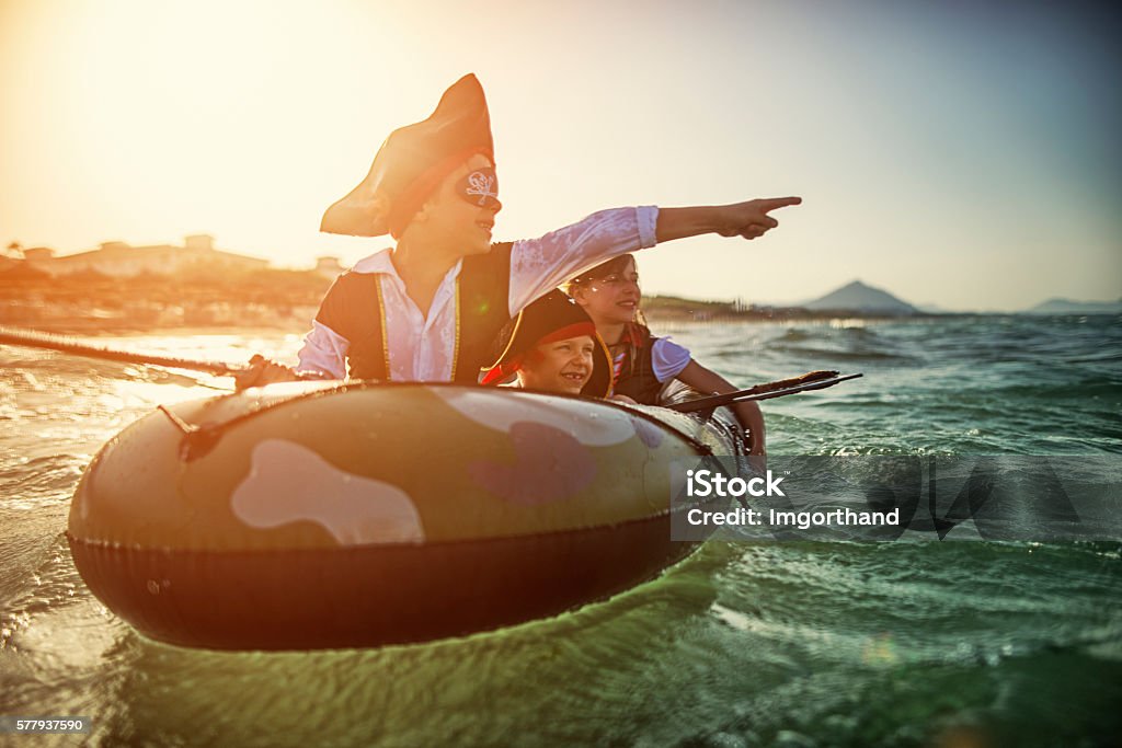 Kids playing pirates at sea on a boat - Royaltyfri Barn Bildbanksbilder