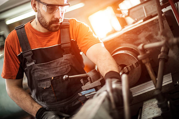 turner arbeitet an bohrer in einer werkstatt - industriearbeiter stock-fotos und bilder