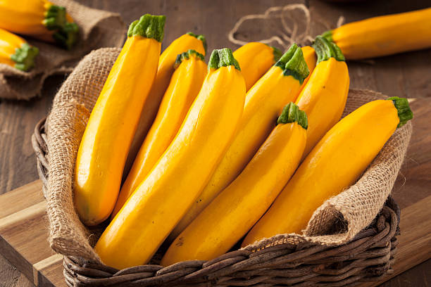 courgettes jaunes biologiques crues - crookneck squash photos et images de collection