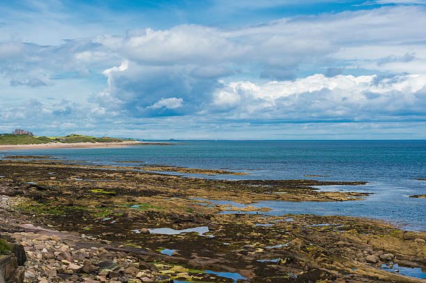 영국 북동부 의 씨하우스에서 린디스판(lindisfarne)을 향한 해안 전망 - bamburgh castle beach sky 뉴스 사진 이미지