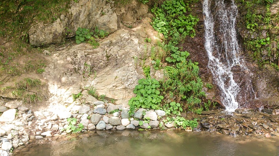 Cascada que desemboca en el río photo