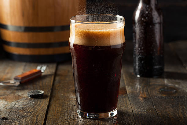 освежающий холодный алкогольный жесткий корень пива - rootbeer стоковые фото и изображения