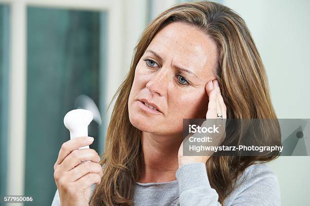 Ältere Frau Gerade Hot Flush Von Menopause Lindern Stockfoto und mehr Bilder von Frauen