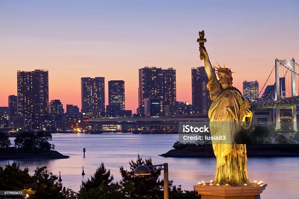Tokyo Bay Bei Nacht mit Freiheitsstatue - Lizenzfrei Kopie der Freiheitsstatue Stock-Foto