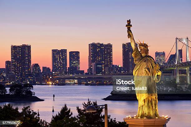 Tokyo Bay Bei Nacht Mit Freiheitsstatue Stockfoto und mehr Bilder von Kopie der Freiheitsstatue - Kopie der Freiheitsstatue, Kopie der Freiheitsstatue - Odaiba, Nacht