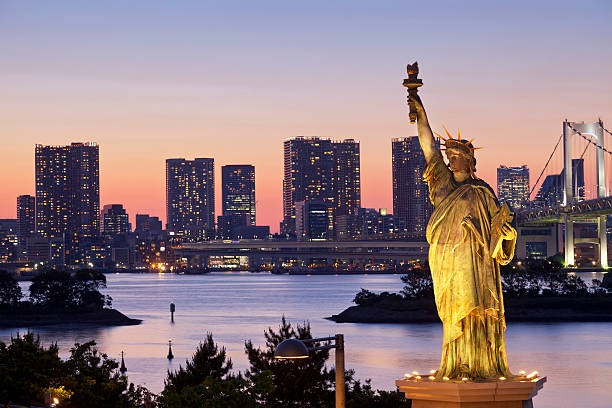 tokyo bay at night avec statue de la liberté - réplique de la statue de la liberté odaiba photos et images de collection