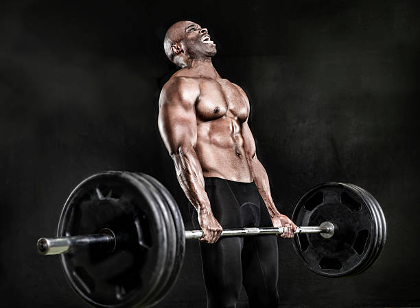 athlète soulevant des poids lourds - men weight training african descent male photos et images de collection