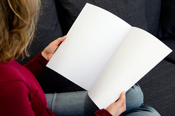 mirando el folleto de papel blanco en blanco con espacio de copia - newspaper reading blank women fotografías e imágenes de stock