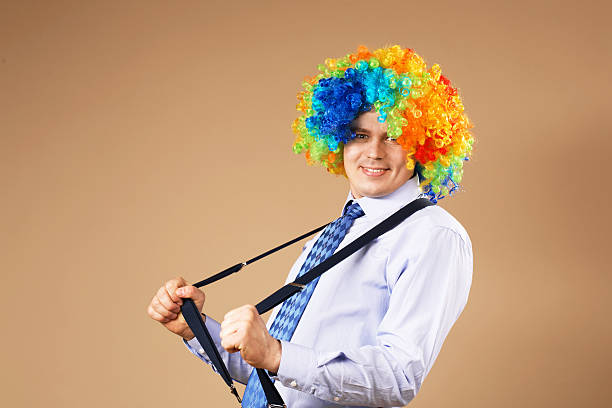крупным планом портрет бизнесмена в клоунском парике - clown circus telephone humor стоковые фото и изображения