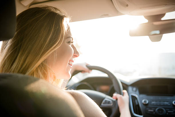 unidad de la tarde - adolescente en el coche - lanzar fotografías e imágenes de stock