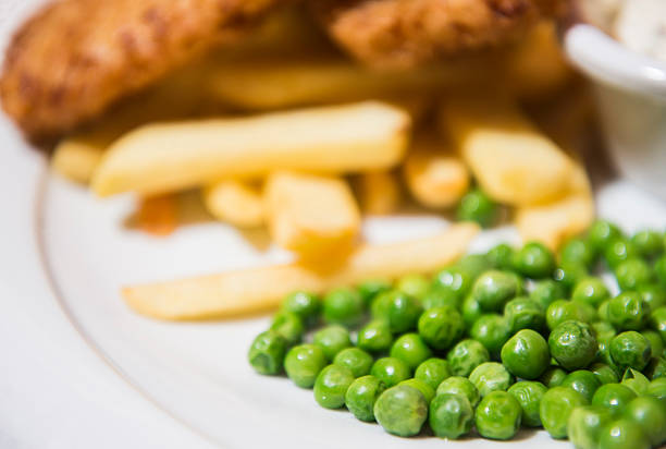 frytki i groch, tradycyjne przystawka - fish and chips cafe restaurant salad zdjęcia i obrazy z banku zdjęć