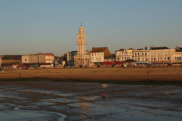 coucher de soleil sur herne bay - herne bay photos et images de collection