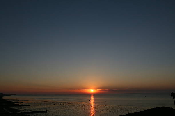 coucher de soleil sur herne bay - herne bay photos et images de collection