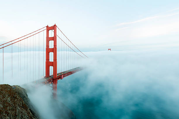 golden gate-brücke mit geringer nebel, san francisco - hängebrücke stock-fotos und bilder