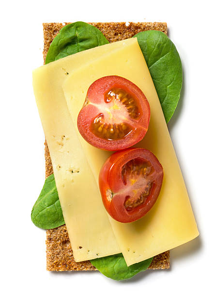 pan crujiente con queso y tomate - cheese and crackers fotografías e imágenes de stock