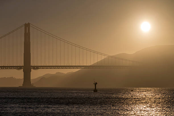 мост золотые ворота на закате - sun lighting equipment san francisco county downtown district стоковые фото и изображения