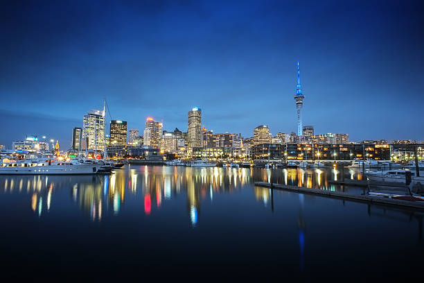 skyline von auckland bei nacht - travel nautical vessel commercial dock pier stock-fotos und bilder