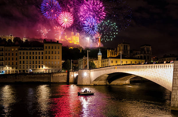 feu d’artifice de lyon (france) pour la fête nationale (14 juillet 2016) - basilique notre dame de fourvière photos et images de collection