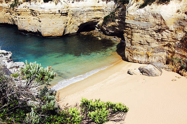 beach at loch ard gorge, great ocean road - the loch ard gorge imagens e fotografias de stock