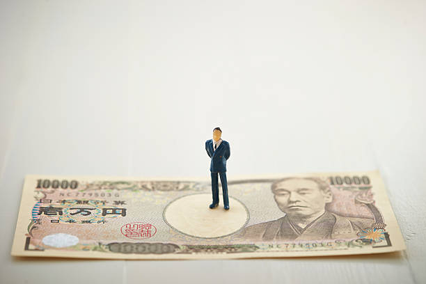 mann auf japanischer yen-rechnung - japanischer yenschein stock-fotos und bilder