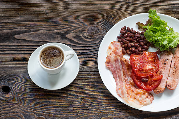 desayuno americano, tocino, salchichas, tomate, frijoles y ensalada - omelet bacon tomato fruit fotografías e imágenes de stock