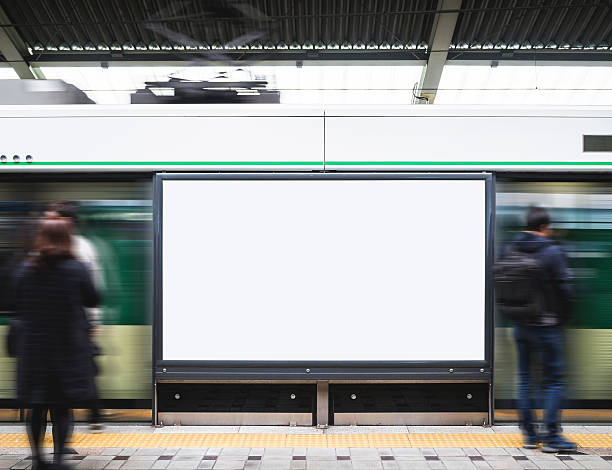 leeres billboard-banner in u-bahn-station mit verschwommenen menschen - station stock-fotos und bilder