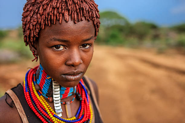 porträt der frau von hamer tribe, äthiopien, afrika - hamer woman stock-fotos und bilder
