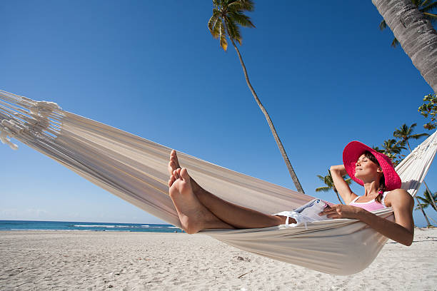 woman who sunbathes in a hammock