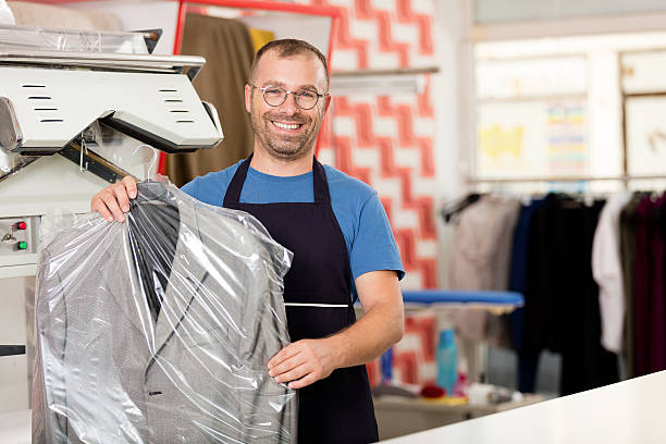 właściciel pralni chemicznej - hang to dry zdjęcia i obrazy z banku zdjęć