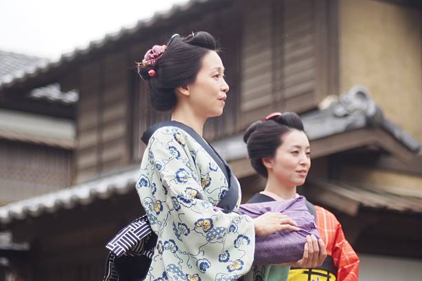 mujeres japonesas caminando en kimono - hair bun asian ethnicity profile women fotografías e imágenes de stock