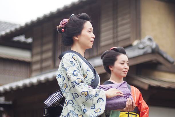 japanese women walking in kimono - hair bun asian ethnicity profile women imagens e fotografias de stock