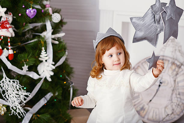 retrato de uma linda garotinha em um vestido branco - clock baby christmas small - fotografias e filmes do acervo