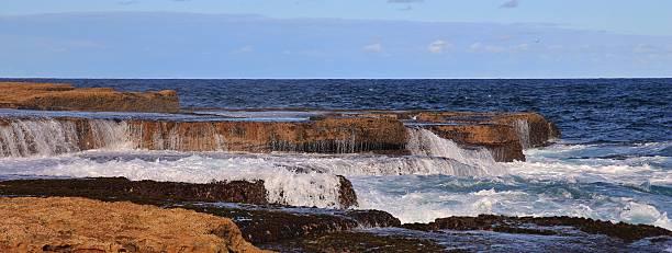 flusso di acqua di mare sulle rocce - maroubra beach foto e immagini stock