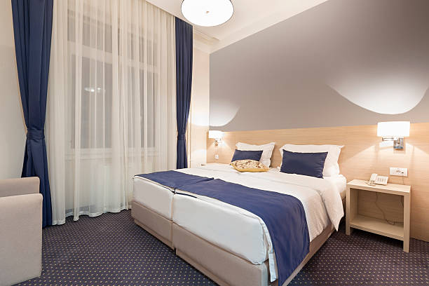 ダブルベッドのお部屋のインテリア - double bed headboard hotel room design ストックフォトと画像
