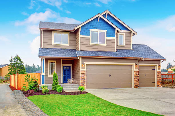 istock Beautiful traditional house with garage and driveway. 578085506