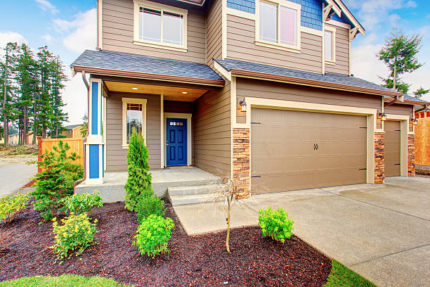 istock Beautiful traditional house with garage and driveway. 578085576