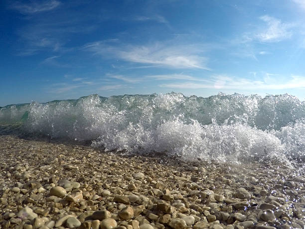 Waves crashing on the pebble beach - fotografia de stock