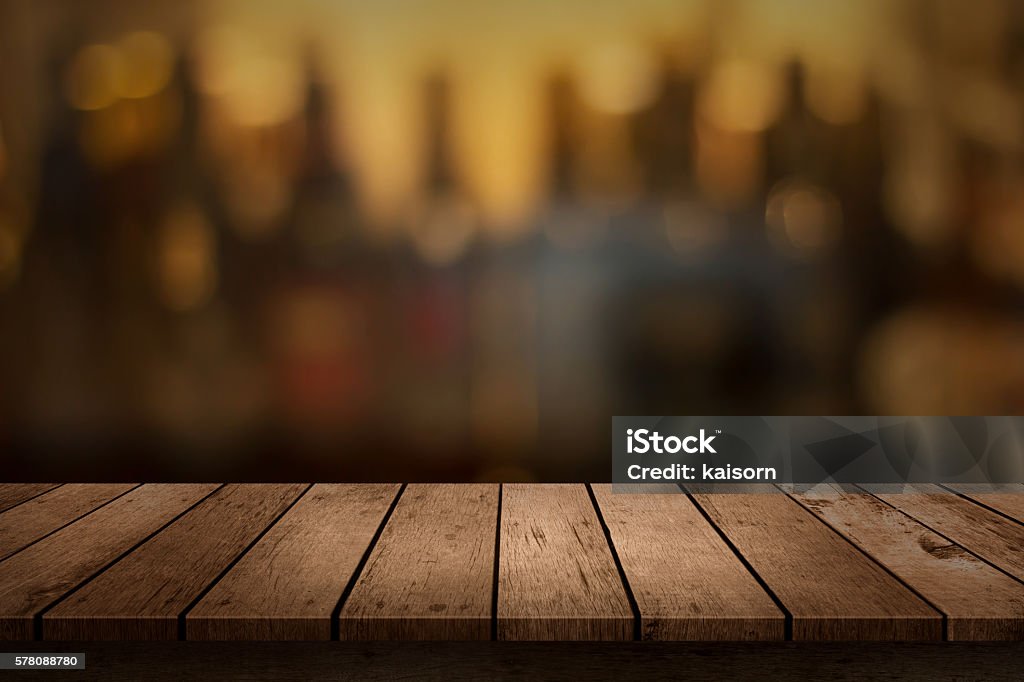 Holztisch mit Blick auf verschwommene Getränke-bar Hintergrund - Lizenzfrei Bier Stock-Foto