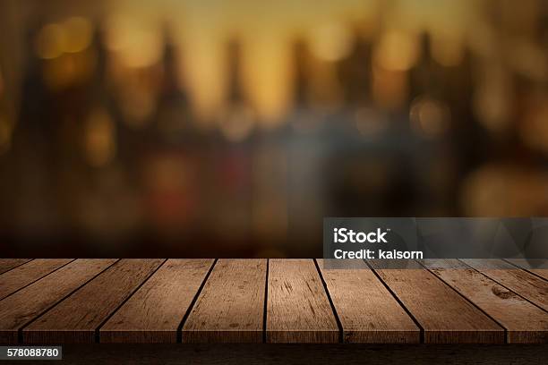 Holztisch Mit Blick Auf Verschwommene Getränkebar Hintergrund Stockfoto und mehr Bilder von Bier