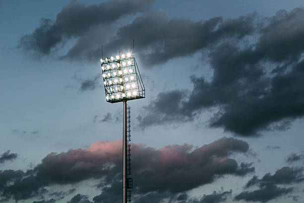 luci da stadio e cielo scuro - illuminazione con riflettori foto e immagini stock