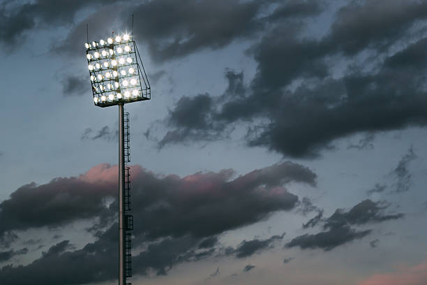 luzes do estádio e céu nublado - floodlight blue sky day - fotografias e filmes do acervo