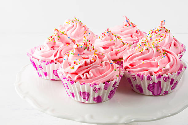 istock Pink birthday cupcakes  on cake stand 578089870
