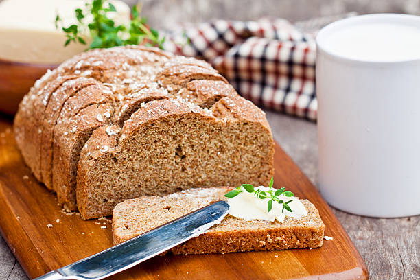 krojony irlandzki chleb sodowy z kamienia z masłem i tymiankiem - brown bread zdjęcia i obrazy z banku zdjęć