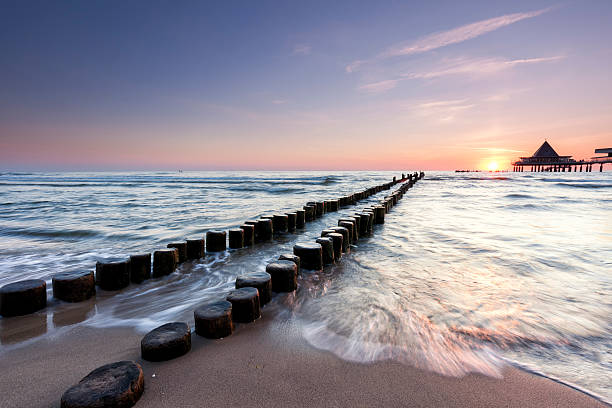 pont maritime de heringsdorf sur l’île d’usedom - beach sunrise waterbreak sea photos et images de collection