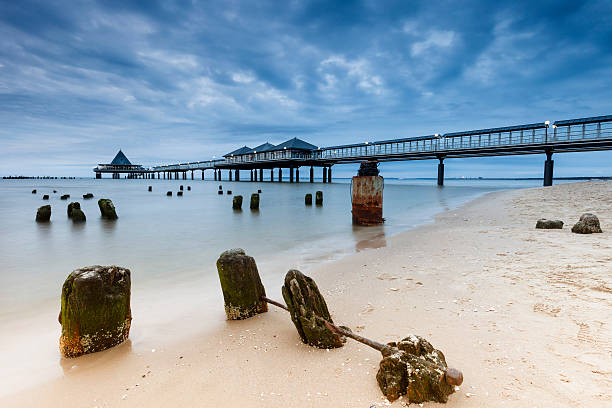 pont maritime de heringsdorf sur l’île d’usedom - beach sunrise waterbreak sea photos et images de collection