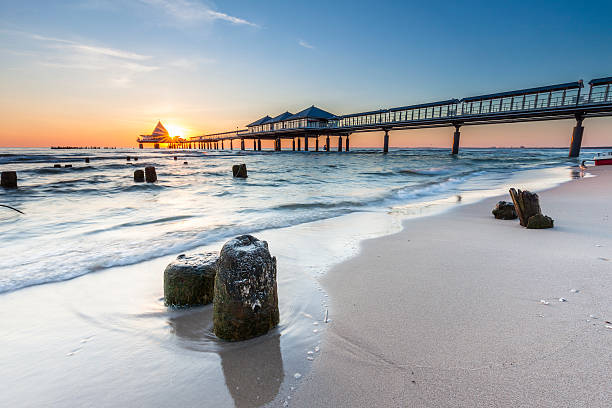 ユースドム島のヘリングスドルフの桟橋 - beach sunrise waterbreak sea ストックフォトと画像