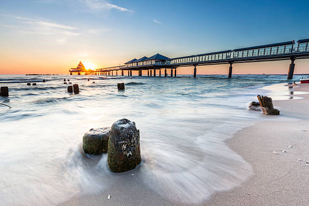 pont maritime de heringsdorf sur l’île d’usedom - beach sunrise waterbreak sea photos et images de collection