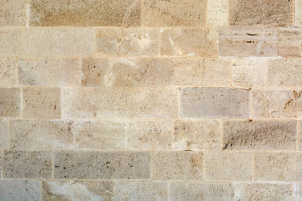 mur gris de blocs de grès de forme rectangulaire avec des bords lisses - toughness endurance built structure architectural styles photos et images de collection