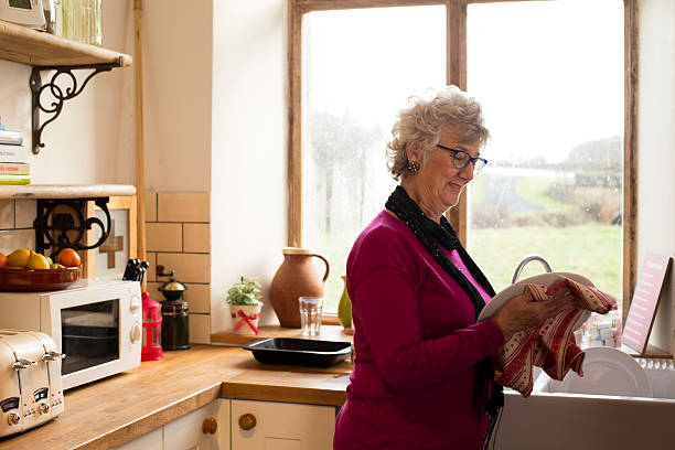 piatti di essiccazione della nonna - senior adult independence lifestyles home interior foto e immagini stock