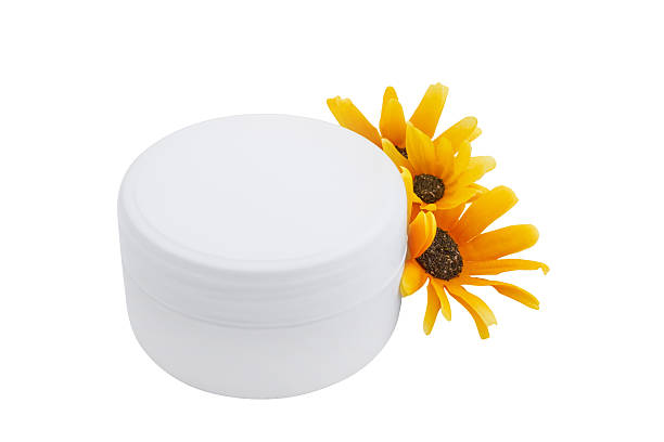 crema cosmetica spa e fiori isolati su bianco - merchandise spa treatment botanical spa treatment exfoliation foto e immagini stock